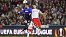 Duel pemain Lazio, Luiz Felipe (kiri) dan pemain Salzburg, Hee-Chan Hwang pada leg kedua Liga Europa di Red Bull Arena, Austria, (12/4/2018). Salzburg lolos ke semifinal dengan agregat gol 6-5. (AP/Kerstin Joensson)