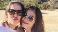 Gracia Indri dan Metha Yunatria berpose bersama di Hollywood. (foto: instagram.com/methayuna)