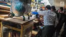 Pembeli memilih genset yang dijual di sebuah pusat peralatan teknik, kawasan Glodok, Jakarta, Senin (5/8/2019). Imbas padamnya listrik, toko genset di kawasan Glodok ramai diserbu warga yang membutuhkan penerangan di rumah mereka. (Liputan6.com/Faizal Fanani)