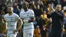 <p>Manajer sementara Chelsea Frank Lampard (kanan) bertepuk tangan pada akhir pertandingan sepak bola Liga Inggris antara Wolverhampton Wanderers dan Chelsea di Stadion Molineux, Wolverhampton, Inggris, Sabtu (8/4/2023). (AP Photo/Rui Vieira)</p>