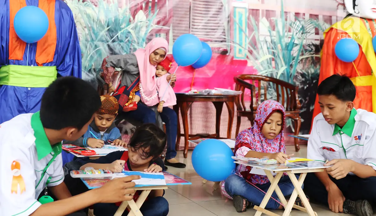 PT KAI menyediakan arena ramah anak untuk para pemudik yang membawa anak-anaknya untuk memanfaatkan waktu dengan melakukan kegiatan mewarnai sambil menunggu kedatangan kereta, Jakarta, Kamis (22/6). (Liputan6.com/Angga Yuniar)