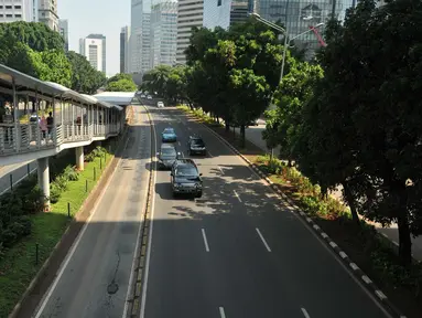 Suasana jalanan di Jakarta tampak sepi, Rabu (09/12). Saat Pilkada, jalan-jalan protokol Ibu Kota yang biasanya selalu padat kendaraan kini lenggang dan bebas dari kemacetan. (Liputan6.com/Gempur M Surya)