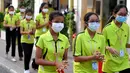 Sejumlah pelajar mengenakan masker saat beraktivitas di sebuah sekolah di Phnom Penh (28/1/2020). Selain Kamboja, negara-negara Asia Tenggara seperti Thailand, Vietnam, dan Singapura sudah lebih dulu mengkonfirmasi temuan infeksi virus corona. (TANG CHHIN SOTHY/AFP)