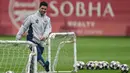 Hasil imbang di markas Atletico Madrid memberi sedikit keunggulan bagi Arsenal yang kini bermain di depan publik sendiri. Tampak dalam foto, manajer Arsenal asal Spanyol, Mikel Arteta, saat menghadiri sesi latihan tim di London Colney, sebelah utara London, pada Senin 4 Mei 2026. (Glyn KIRK/AFP)