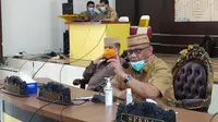 Gubernur Gorontalo Rusli Habibie menyesalkan keputusan pusat, dalam hal ini menteri kesehatan, yang menolak usulan pemberlakukan Pembatasan Sosial Berskala Besar (PSBB) terkait pandemi Covid-19. (Liputan6.com/ Arfandi Ibrahim)