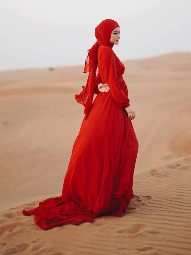 Dinda Hauw di padang pasir Dubai (Foto: Instagram/@dindahw)