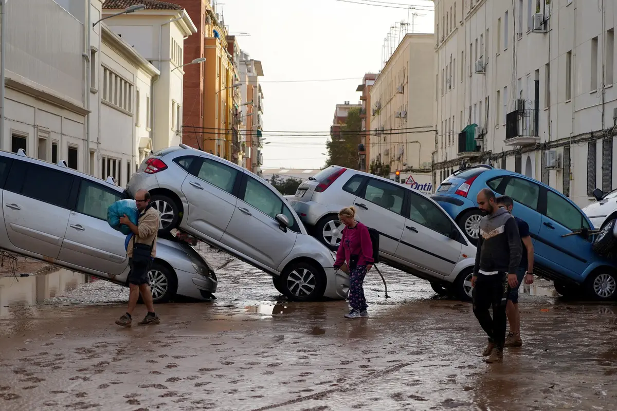 Tersapu Banjir Bandang di Spanyol, Puluhan Mobil Tertumpuk Tutupi Ruas Jalan