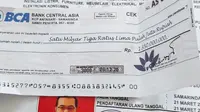 Tini, pengemis di Kota Bogor, Jawa Barat, memiliki cek senilai Rp 1,3 miliar. (Liputan6.com/Achmad Sudarno) 