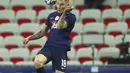 Pemain Prancis Lucas Gigne (kiri) menyundul bola melewati pemain Wales Connor Roberts pada pertandingan persahabatan di Stadion Allianz Riviera, Nice, Prancis, Rabu (2/6/2021). Prancis membantai Wales 3-0. (AP Photo/Daniel Cole)