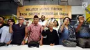 Sejumlah aktivis Koalisi Masyarakat Sipil mengangkat tangan menolak keterlibatan militer dalam penanganan terorisme, Jakarta, Jumat (9/6). Mereka menilai jika militer masuk UU Anti Teroisme akan mengancam HAM. (Liputan6.com/Helmi Fithriansyah)