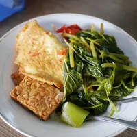 Sejumlah sayur dapat dijadikan sebagai makanan pendamping telur/copyright shutterstock/Joko P