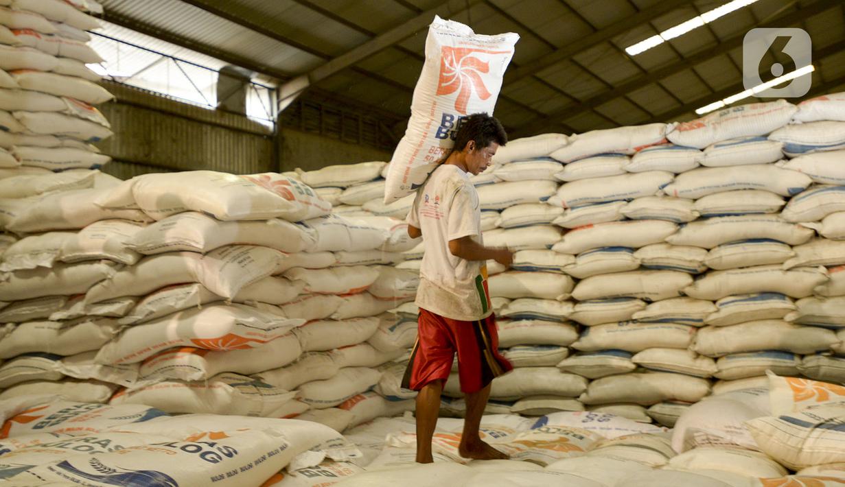 Pekerja memanggul karung beras Bulog di kawasan Kelapa Gading, Jakarta, Kamis (27/2/2020). Jelang Ramadan dan Idul Fitri 2020 Perusahaan Umum Badan Urusan Logistik atau Perum Bulog siap mengamankan pasokan beras di seluruh wilayah Indonesia mencapai 1,7 juta ton. (merdeka.com/Imam Buhori)
