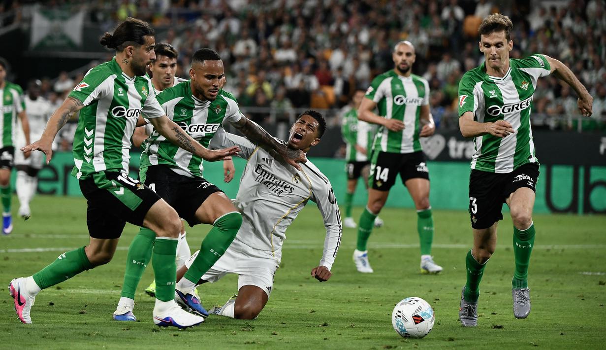 Meskipun begitu, tuan rumah Real Betis tak patah arang dan terus memberikan serangan kepada Real Madrid. (AFP/Cristina Quicler)