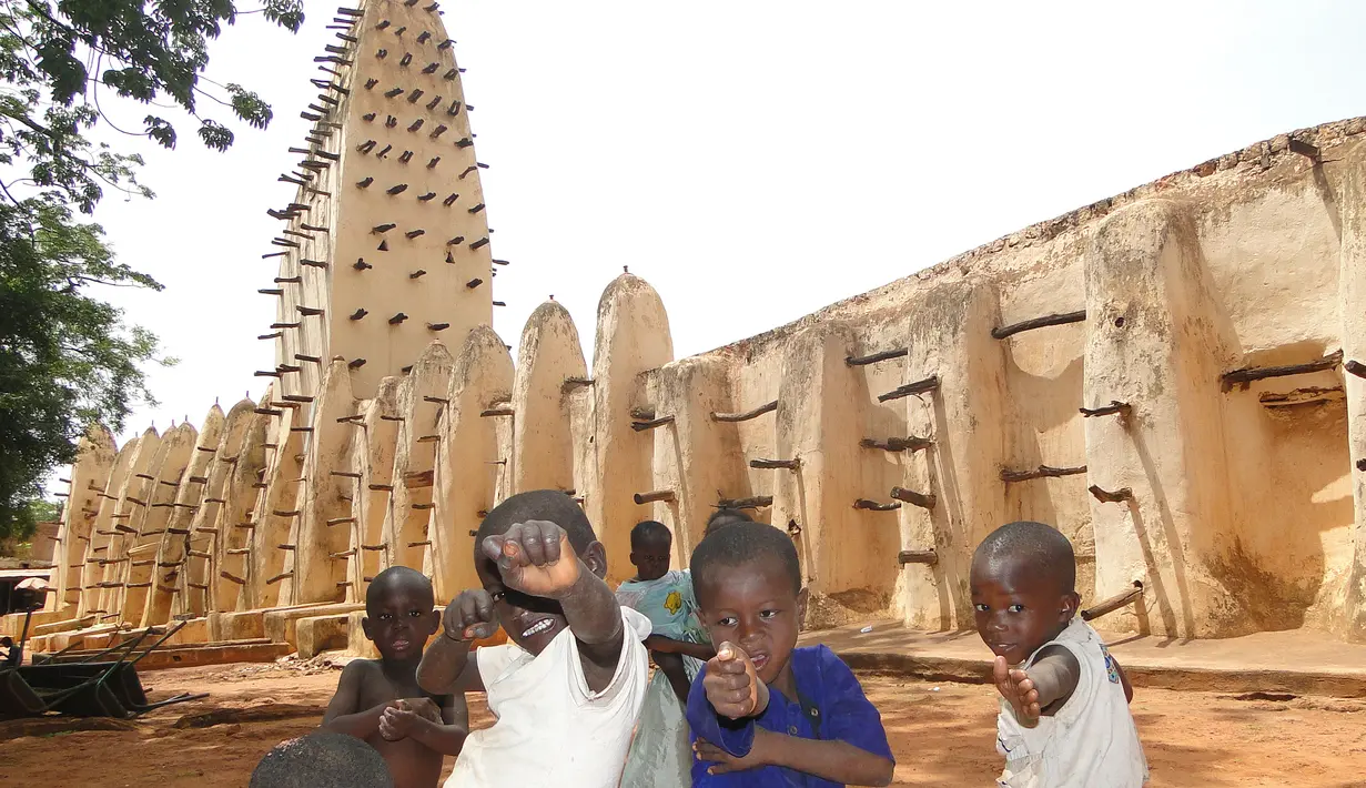 Masjid Bobo Dioulasso terletak di Republik Burkina Faso, Afrika. Masjid ini diperkirakan dibangun pada 1880 dengan gaya Sahel lengkap dengan dua menaranya masing-masing di sisi mihrab dan pintu masuk utama. (en.wikipedia.org)