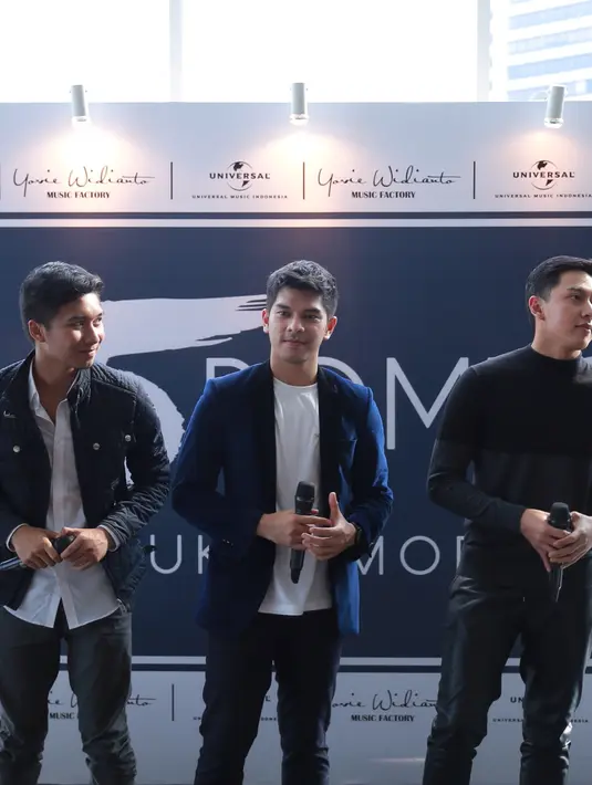 "Yang paling ditekankan mas Yovie ada dua. Satu nyanyi dari hati, kedua humble. Melihat bumi lah, enggak boleh sombong, enggak boleh congkak," kata Pungky. (Galih W Satria/Bintang.com)