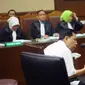 Tersangka korupsi proyek E-KTP Setya Novanto memberi kode saat mengikuti sidang perdana di Pengadilan Tipikor, Jakarta, Rabu (13/12). Sidang diskors untuk melakukan pemeriksaan kesehatan terhadap Setya Novanto. (Liputan6.com/Helmi Fithriansyah)