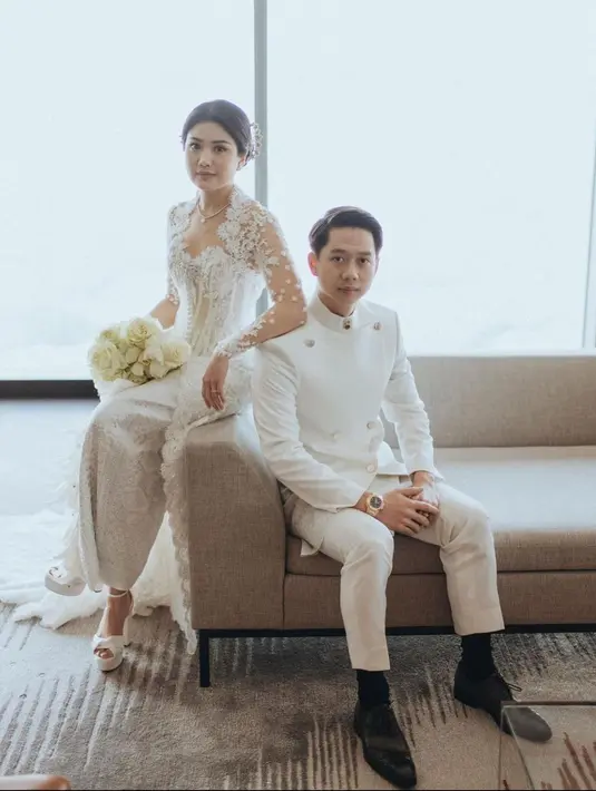 Gaun brokat dengan kereta yang menjuntai hingga ke lantai ini membalut tubuh Valencia dengan sangat baik. Foto: Instagram.