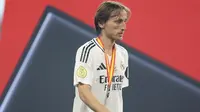 Gelandang Real Madrid, Luka Modric, merasa kecewa timnya gagal meraih trofi Piala Super Spanyol 2025 setelah takluk 2-5 dari Barcelona di&nbsp;King Abdullah Sports City, Jeddah, Senin (13/01/2025) dini hari WIB. (AFP/Haitham AL-SHUKAIRI)