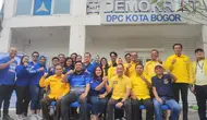 DPC Partai Demokrat menerima kunjungan politik dari DPD Golkar Kota Bogor, Minggu (12/5/2024). (Liputan6.com/Achmad Sudarno).