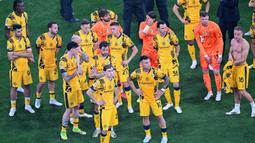 Para pemain Inter Milan tampak kecewa setelah gagal meraih trofi Liga champions 2024/2025 di Stadion Allianz Arena, Minggu (01/06/2025) dini hari WIB. Nerazzurri takluk lima gol tanpa balas dari PSG. (AFP/Kirill Kudryavtsev)