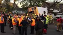 Tim penyelamat mengevakuasi korban kecelakaan sebuah bus sekolah di Chattanooga, Tennessee, Senin (21/11). Kecelakaan itu mengakibatkan lima anak tewas di tempat, sementara satu lainnya di rumah sakit. (Courtesy of Angela Lewis/Chattanooga)