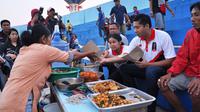 Maruarar Sirait bersama pedagang di Stadion Kanjuruhan, Malang. (Bola.com/Kevin Setiawan)