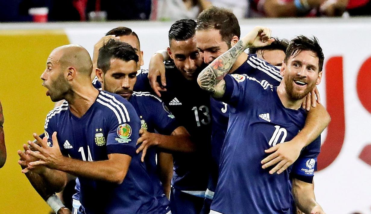 Para pemain Argentina merayakan gol yang dicetak Lionel Messi ke gawang Amerika Serikat pada laga semifinal Copa America Centenario 2016 di Stadion NRG, Houston,Texas, Rabu (22/6/2016) WIB. (Reuters/Kevin Jairaj-USA TODAY Sports)