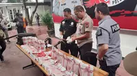 Polisi mengamankan 38 ribu pil happy five yang dijual untuk perayaan Valentine day. (Merdeka.com)