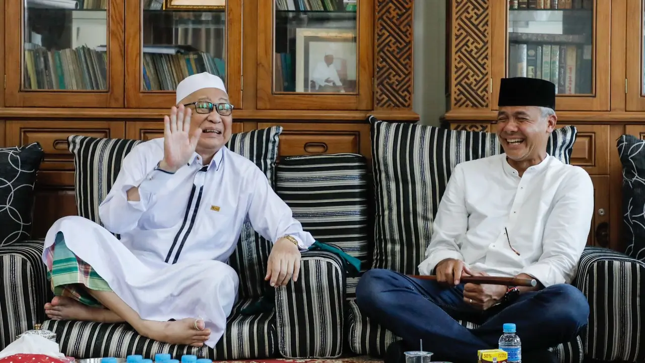 Gubernur Jawa Tengah (Jateng) Ganjar Pranowo menyambangi kediaman Tuan Guru KH Syaifuddin Zuhri di Majelis Taklim Bani Ismail, Jalan Raya Banjar Indah Permai Pemurus Dalam, Banjarmasin.