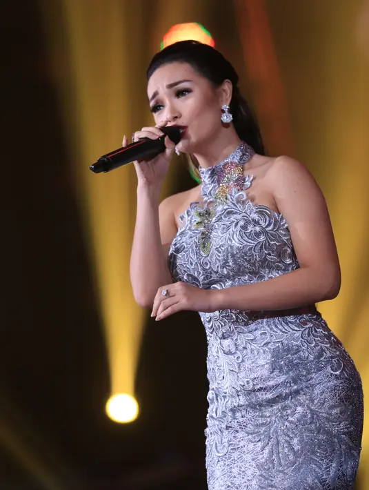 Zaskia senang masih dipercaya Indosiar tampil dalam acara penting tersebut. "Glamour. Acara ini kan megah, jadi harus glamor. Pastinya senang bisa diundang lagi," ujarnya. (Adrian Putra/Bintang.com)
