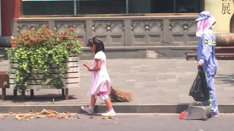Haru, Gadis Kecil Bantu Kerja Ibunya yang Penyapu Jalanan  