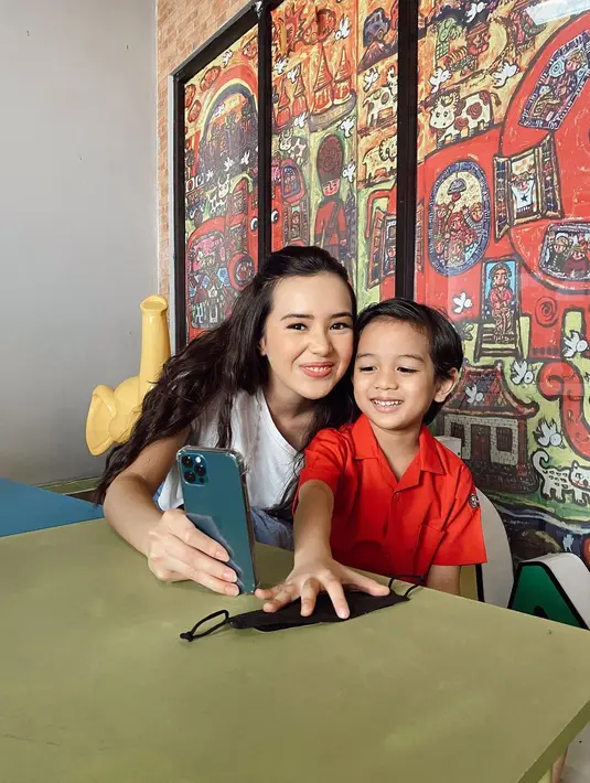 Selain kompak saat akting, Beby Tsabina dan Jared Ali juga sangat dekat di balik layar. Bahkan ketika bubuhkan komentar di kolom komen, Jared Ali menyebut Beby Tsabina Mama Karin sesuai perannya di Scandal Makers. Sudah resmi tayang di aplikasi Prime Video, warganet yang sudah menyaksikan film tersebut ramai memuji akting Beby dan Jared Ali di kolom komen. (Liputan6.com/IG@bebytsabina)