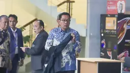 Ridwan Kamil diperiksa sebagai saksi dalam kapasitasnya semasa menjabat sebagai Gubernur Jawa Barat dalam kasus dugaan korupsi pengadaan iklan pada Bank Pembangunan Daerah Jawa Barat dan Banten atau Bank BJB periode 2021-2023. Tampak dalam foto, mantan Gubernur Jawa Barat Ridwan Kamil (kanan) bersiap meninggalkan Gedung Merah Putih Komisi Pemberantasan Korupsi (KPK), Jakarta, Selasa (2/12/2025). (merdeka.com/Arie Basuki)