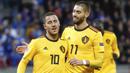 Penyerang Belgia, Eden Hazard, melakukan selebrasi bersama Yannick Carrasco, ke gawang Islandia pada laga UEFA Nations League di Stadion Laugardalsvollur, Selasa (11/9/2018). Belgia menang 3-0 atas Islandia. (AP/Brynjar Gunnarsson)
