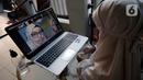 Fatma Azaidah, Kelas 2 SDIT As Salamah sedang mengikuti pembelajaran zoom atau online hari pertama masuk ajaran baru 2020/2021 di rumah di kawasan Pondok Benda, Pamulang, Tangerang Selatan, Banten, Senin (13/7/2020). (merdeka.com/Dwi Narwoko)