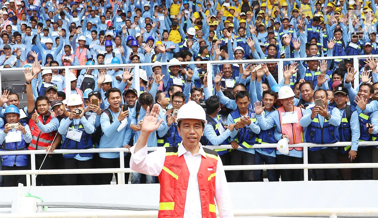 Presiden Jokowi menghadiri peresmian percepatan sertifikat tenaga kerja konstruksi serentak di seluruh Indonesia 2017 di Stadion GBK, Jakarta, Kamis (19/10). Sekitar 1.989 peserta mendapatkan sertifikat tenaga kerja konstruksi. (Liputan6.com/Angga Yuniar)
