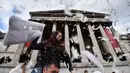Perang meletus di London, Sabtu (5/4/2014). Semua yang terlibat justru senang dan tertawa (AFP PHOTO / BEN STANSALL).