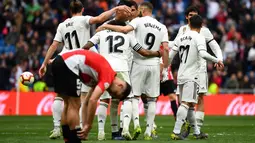 Perayaan gol keduaa Benzema pada laga lanjutan La Liga di pekan ke-33 yang berlangsung di Stadion Santiago Bernabeu, Madrid, Minggu (21/4). Real Madrid menang 3-0 atas Bilbao. (AFP/Gabriel Bouys)