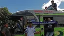 Bobotoh asal Karawang bersiap menuju stadion di Bandung, Minggu (7/5/2017).  Bobotoh dengan berbagai jenis kendaraan menuju Stadion GBLA untuk mendukung Persib Bandung melawan Persipura. (Bola.com/Nicklas Hanoatubun)