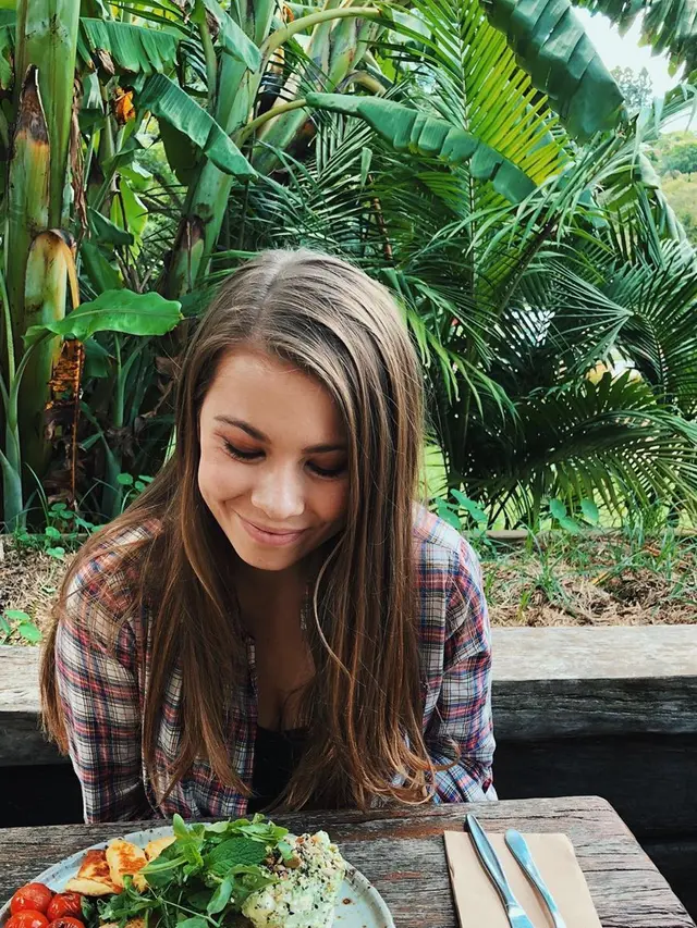 6 Potret Cantik Bindi Irwin, Anak Sulung Steve Irwin yang Akan Menikah