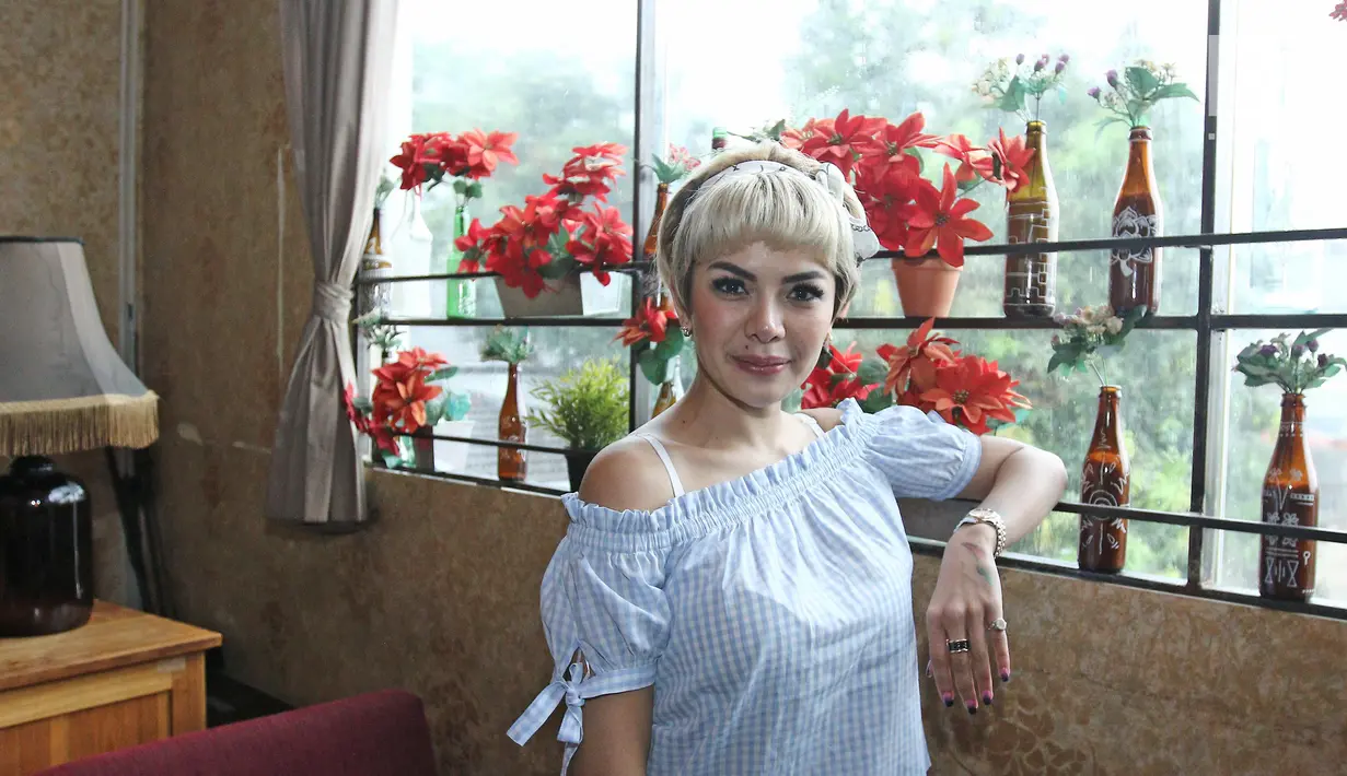 Aktris Nikita Mirzani berpose untuk difoto usai menggelar konferensi pers di kawasan Gunawarman, Jakarta, Senin (09/10). (Liputan6.com/Herman Zakharia)