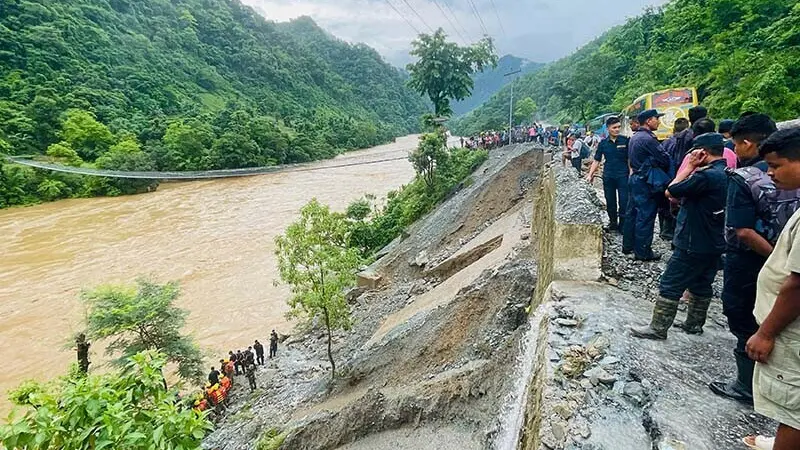 Tim penyelamat mencari korban selamat di Sungai Trishuli, Nepal setelah tanah longsor menyapu dua bus pada 12 Juli 2024. (AFP)