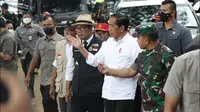 Presiden Joko Widodo bersama Gubernur Jawa Barat, Ridwan Kamil dan KSAD Dudung Abdurachman meninjau proses pencarian korban gempa Cianjur di kawasan Cugenang, Kab Cianjur, Selasa (22/11/2022). Kedatangan Jokowi untuk memastikan korban gempa mendapatkan penanganan yang memadai. (Liputan6.com/Helmi Fithriansyah)
