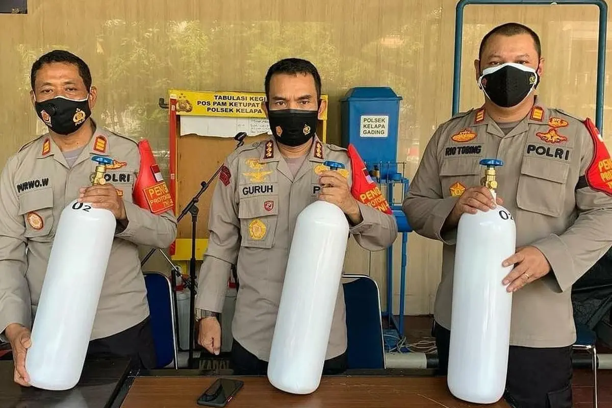 Polsek Kelapa Gading meminjamkan tabung oksigen untuk pasien Covid-19 yang sedang menjalani isolasi mandiri.