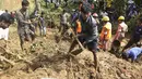 Lumpur mengubur rumah-rumah setelah hujan mulai turun Senin, Rangamati, Bangladesh, Rabu (14/6). Daerah Rangamati di dekat perbatasan dengan India adalah yang paling parah dilanda bencana itu. (AP Photo)