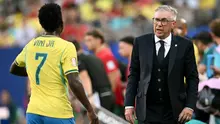 Pelatih Timnas Brasil, Carlo Ancelotti, berbicara dengan Vinicius Junior, saat pertandingan Grup C Piala Dunia 2026 antara Brasil dan Maroko di New York/New Jersey Stadium, East Rutherford, pada 13 Juni 2026. (MAURO PIMENTEL / AFP)