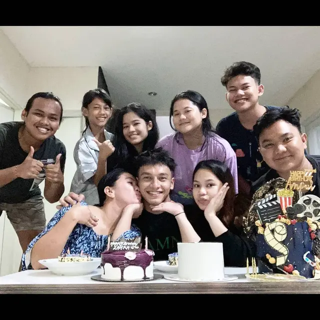 Jarang Tersorot, Ini 6 Momen Kebersamaan Jefri Nichol dan Keluarga