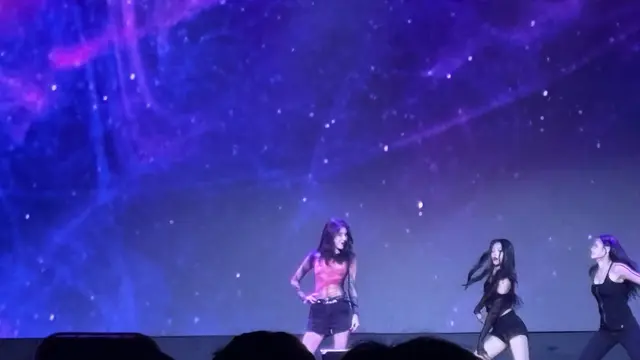 Han So Hee di Jakarta cover dance pakai busana edge. [Anisha/Fimela]