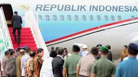 Presiden Joko Widodo tengah menaiki pesawat kepresidenan. (Liputan6.com/Faizal Fanani)