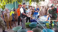Warga di Situbondo Terpaksa Jalan Kaki 2 Kilometer Demi Air Bersih